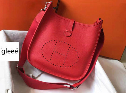 Hermes

90 dhs✅

with box
🎁🎁🎁

size 23cm

Zain26
♥️♥️♥️