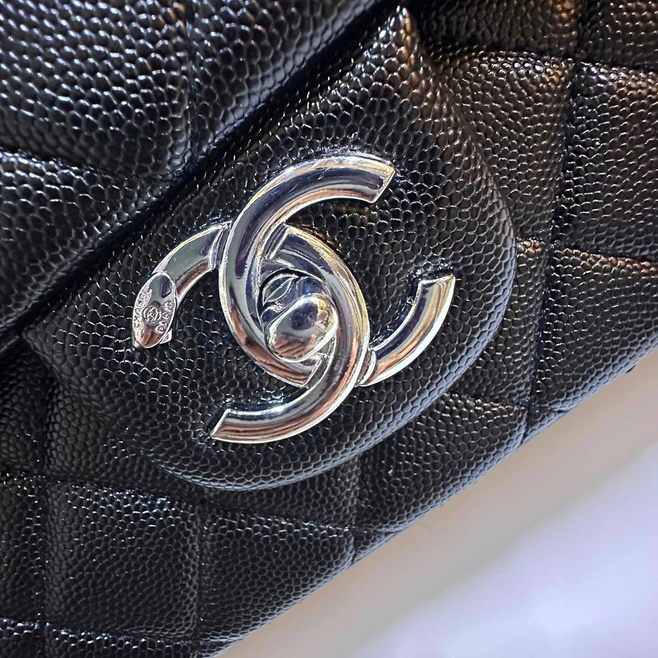 CHANEL 
 HIGH QUALITY 
WITH FOLDING BOX 
130 dhs💓

Zain17
♥️♥️♥️