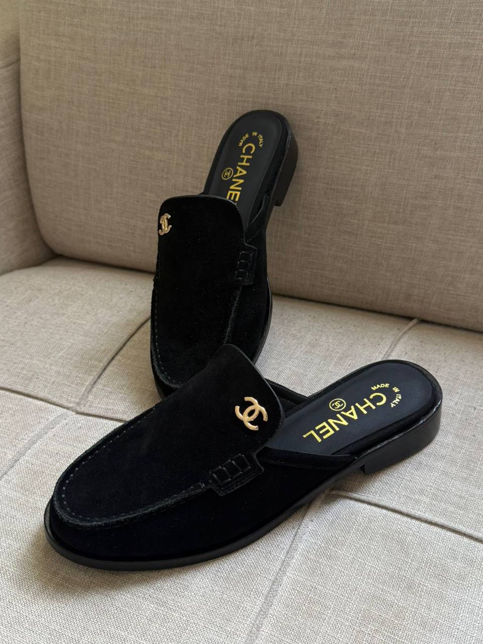 Chanel
✨ 𝐍𝐞𝐰 𝐂𝐨𝐥𝐥𝐞𝐜𝐭𝐢𝐨𝐧
✨ 𝐒𝐮𝐩𝐞𝐫 𝐌𝐚𝐬𝐭𝐞𝐫 𝐐𝐮𝐚𝐥𝐢𝐭𝐲
✨ 𝐀𝐯𝐚𝐢𝐥𝐚𝐛𝐥𝐞 𝐍𝐨𝐰
✨ 𝐒𝐢𝐳𝐞𝐬: 𝟑𝟔 — 𝟒𝟏
450 dhs✅

Zain298
♥️♥️♥️
