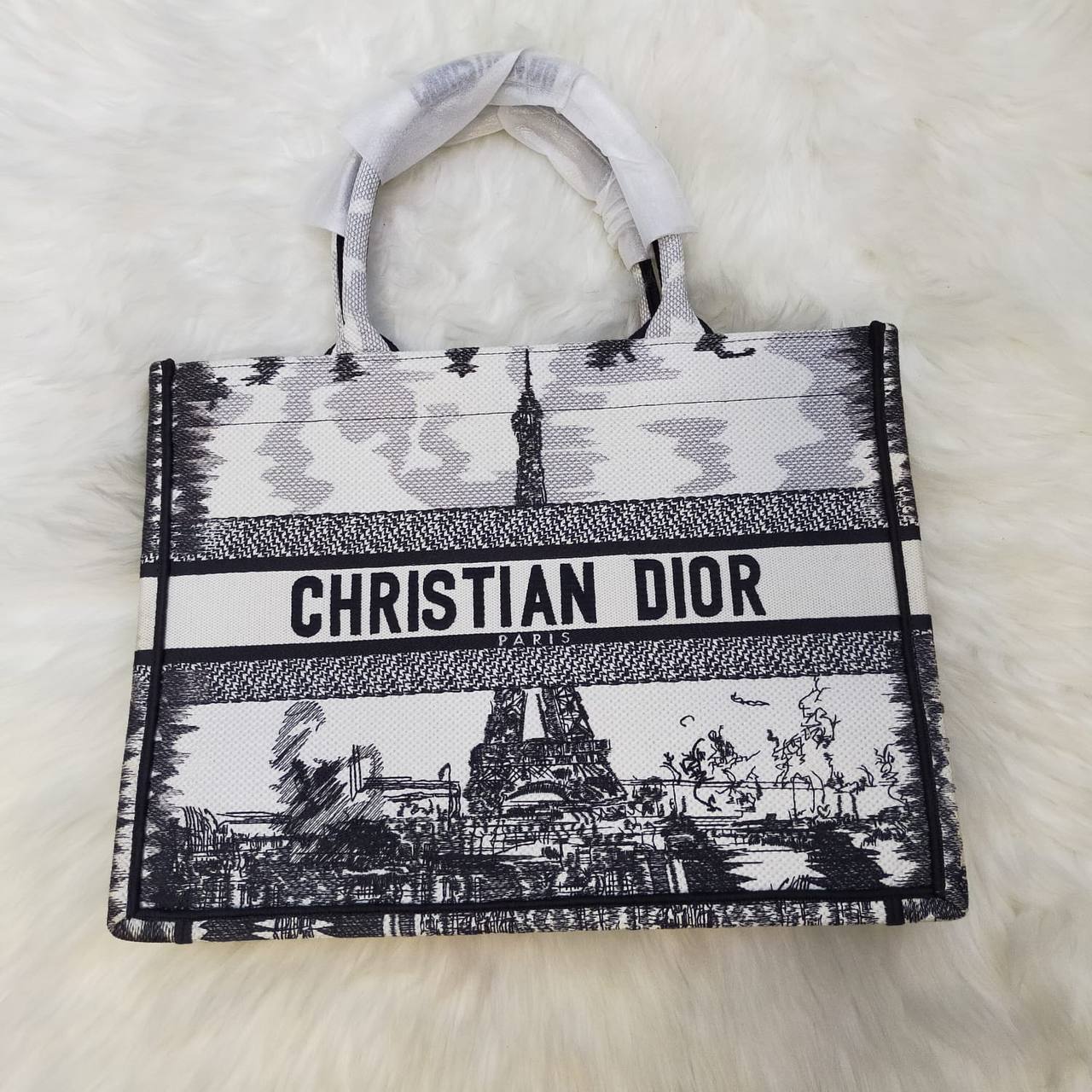 Dior
High quality
135 dhs✅
Size 35cm

Zain235
♥️♥️♥️