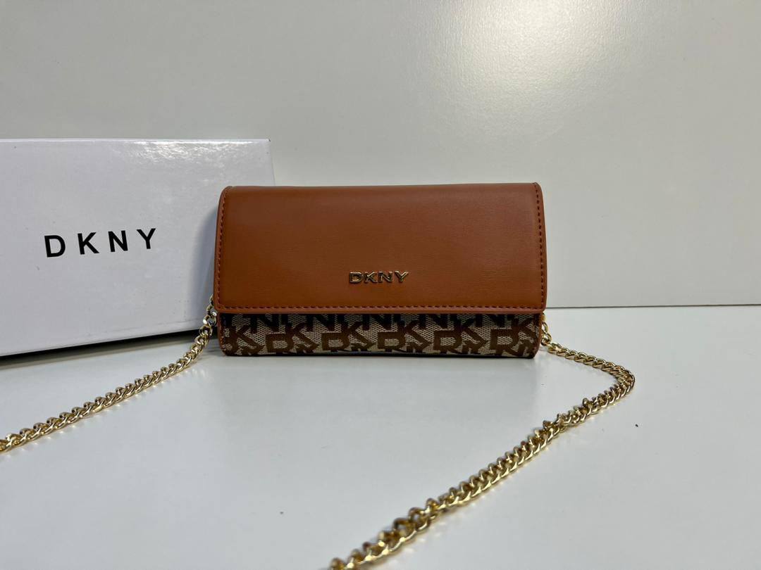 Coach - CH - DKNY
85 dhs❣️
with box
🎁🎁🎁

size 19×5×11cm

Zain41
♥️♥️♥️