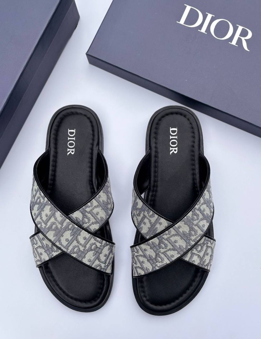 Dior  
110 dhs✅
Size 40-45

Zain55
♥️♥️♥️