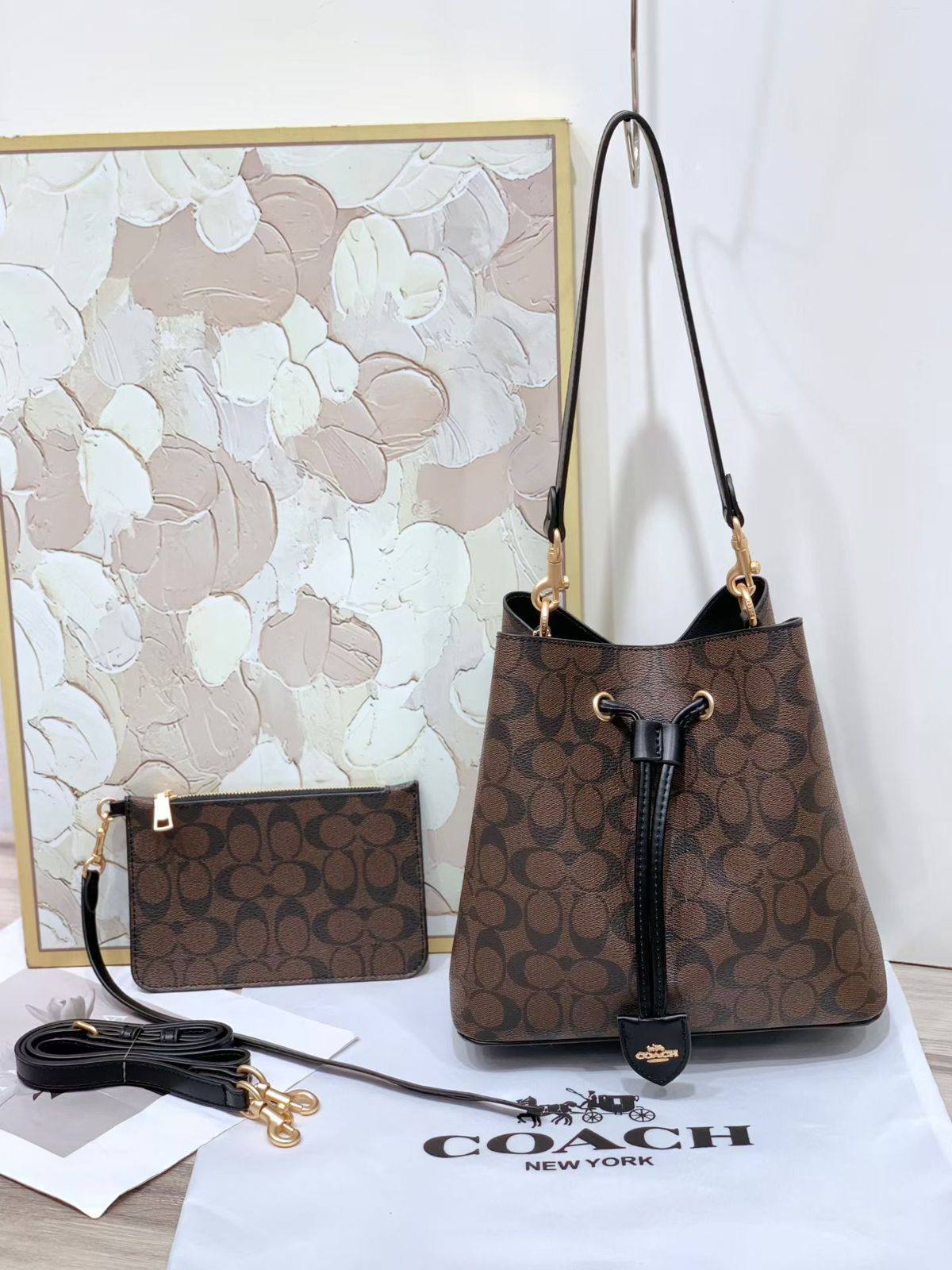 COACH
24cm

Microfiber, Good Quality
110 dhs🪙🌨️ 

Zain254
♥️♥️♥️