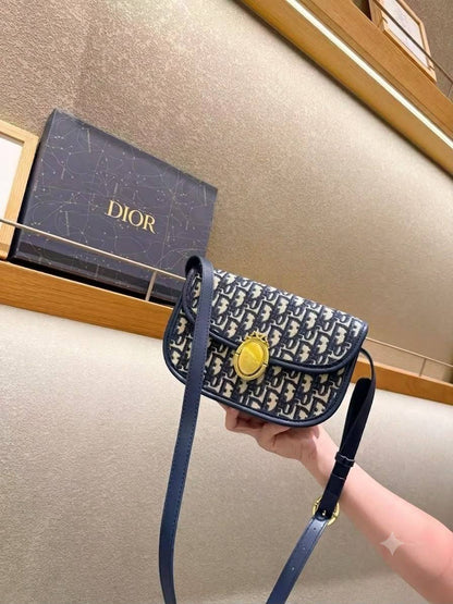 DIOR

Best quality 
with box
105 dhs🇦🇪

size23CM

Zain290
♥️♥️♥️
