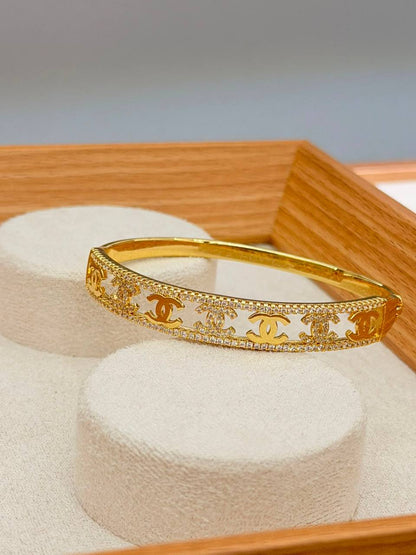 Bangle ❤️‍🔥*
good quality 💯
With black boxes 🗃️ 
20 dhs💓
With normal boxes 📦 
And paper bag🛍️
30 dhs💓

Zain216
♥️♥️♥️