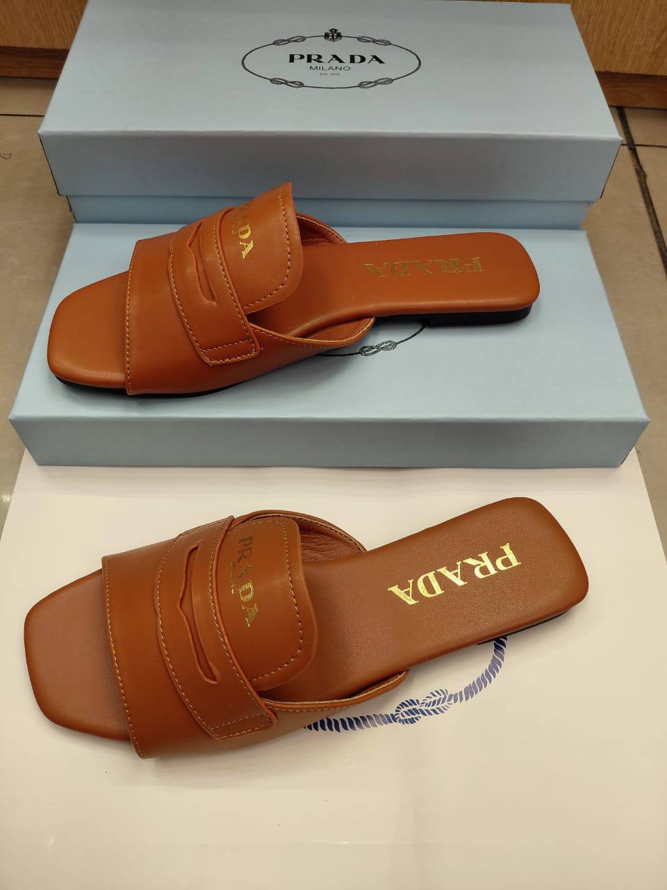 Prada Slipper
Size 36 To 41
95 dhs🇦🇪🇦🇪

Zain16
♥️♥️♥️