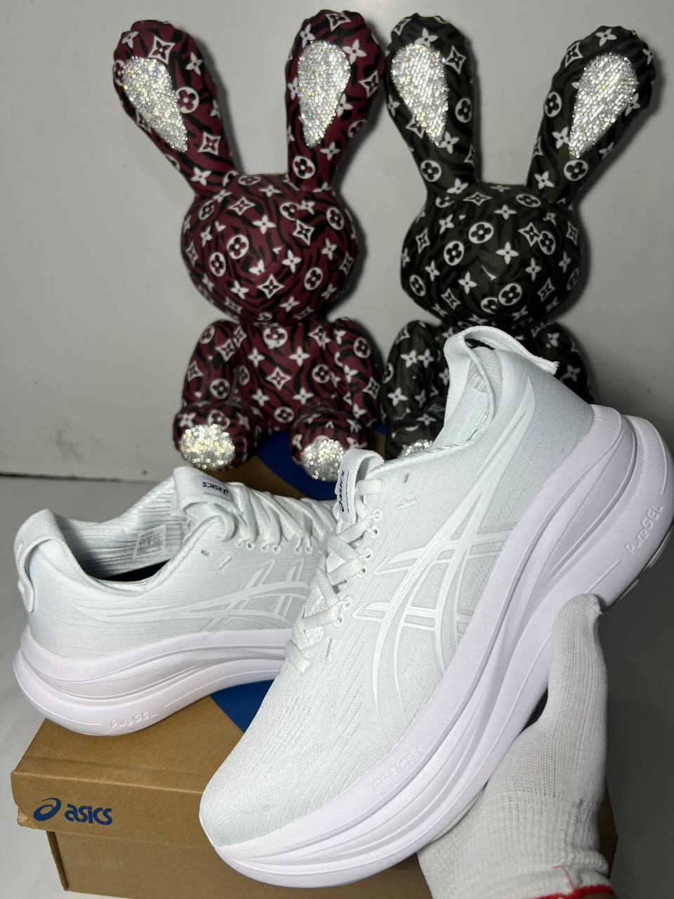 Asics Gel-Nimbus 28 white. 
36-45 AVAILABLE 
220 dhs✅

Zain242
♥️♥️♥️