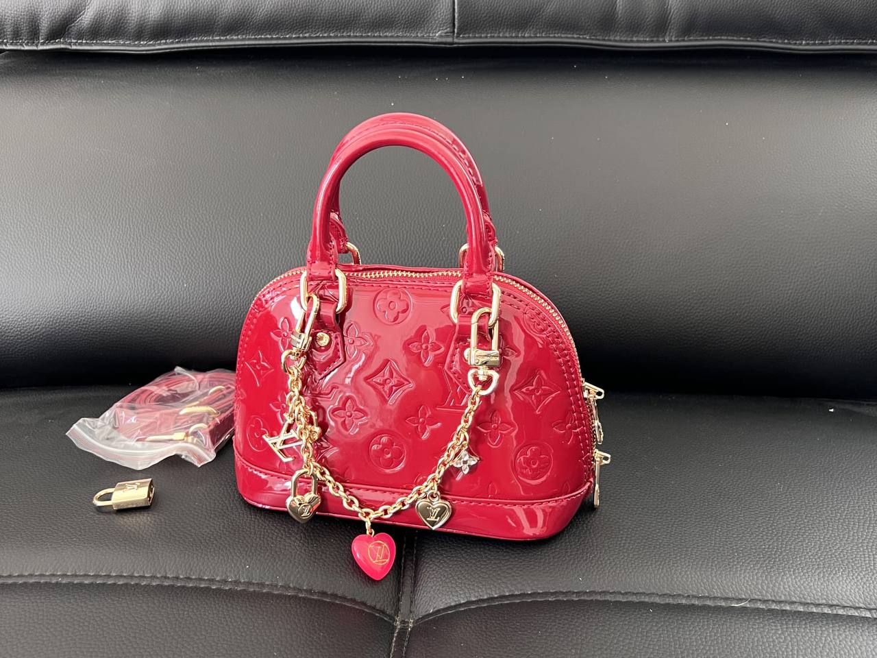 LV
110 dhs✅

With box 
🎁🎁🎁

high quality20cm

Zain26
♥️♥️♥️