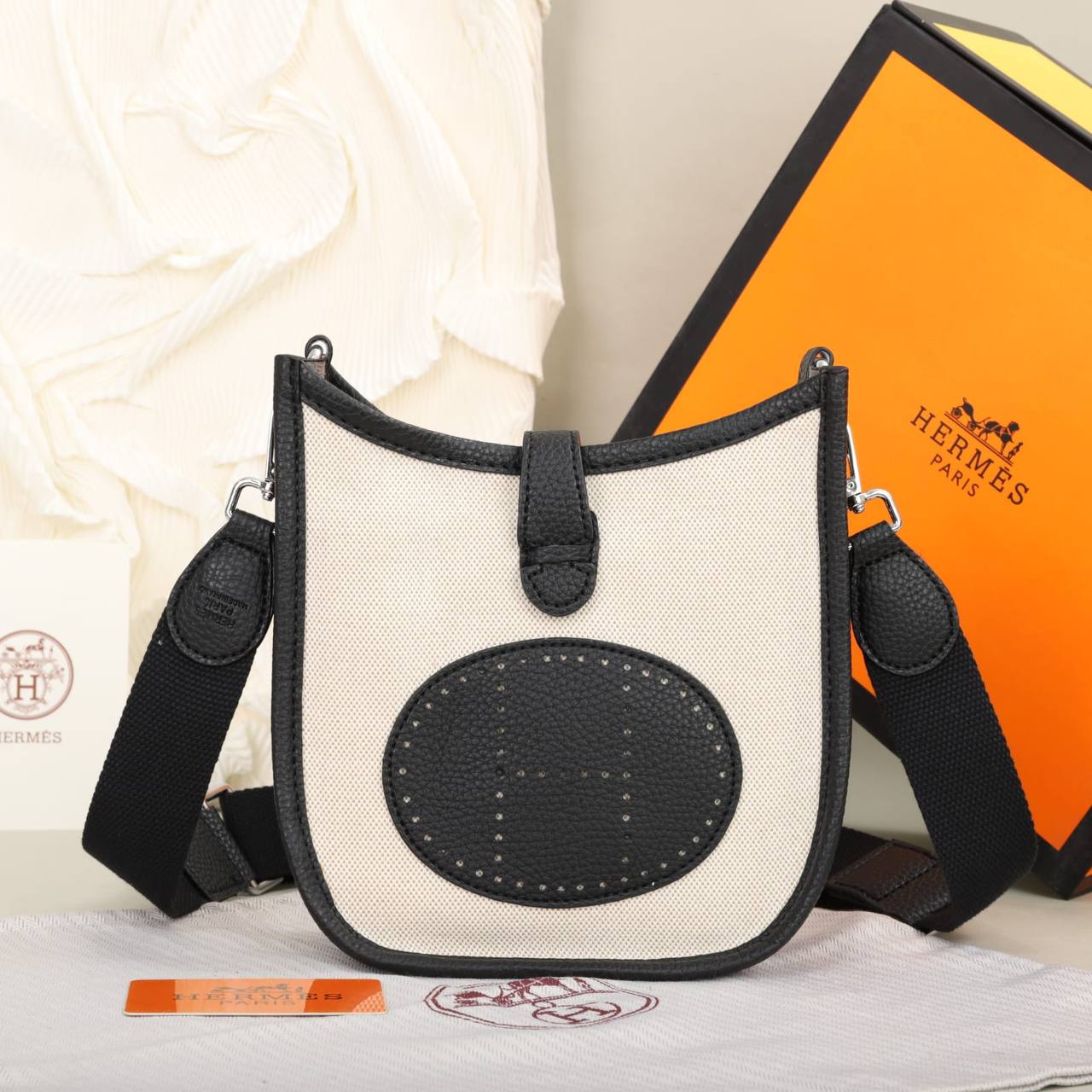 Hermes 
90 dhs🇦🇪🇦🇪 
with box

Zain235
♥️♥️♥️