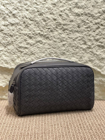 BOTTEGA VENETA

Wash Bag 27CM
Master Quality

Available
540 dhs🇦🇪🇦🇪🇦🇪

Zain179
♥️♥️♥️