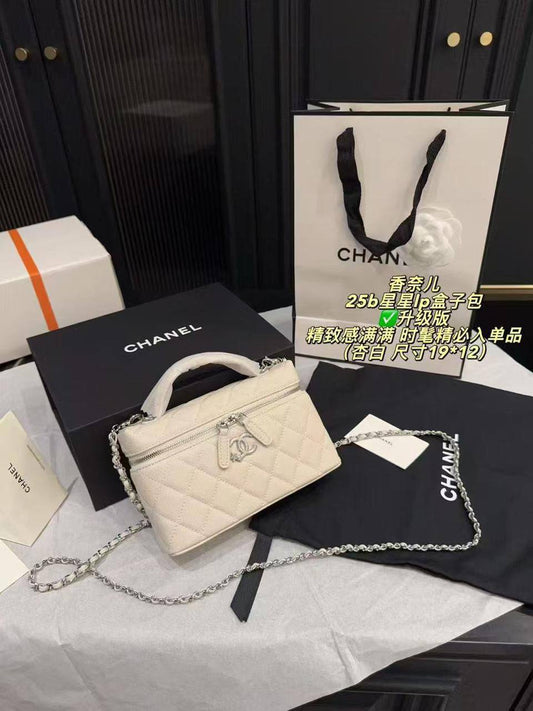 Chanel Master
19cm🥰 
270 dhs❣️
with Box 🗃️

Zain228
♥️♥️♥️