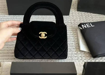 Chanel  Velvet mini Kelly Bag
Master quality

19Cm

 with box
🎁🎁🎁

250 dhs🪙🌨️

Zain95
♥️♥️♥️
