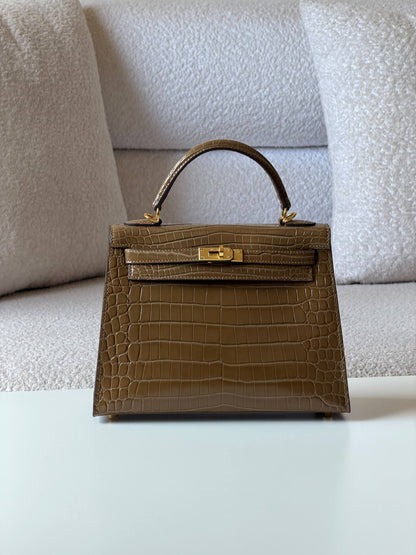 Hermes kelly 

25cm💥

Master quality ✅
with box 📦 
700 dhs🇦🇪🇦🇪

Zain52
♥️♥️♥️