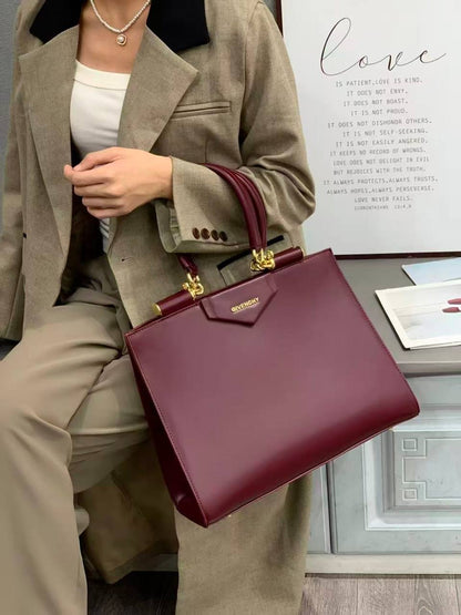 Givenchy
Givenchy size 35 cm 
Good quality 
120 dhs✅

Zain278
♥️♥️♥️