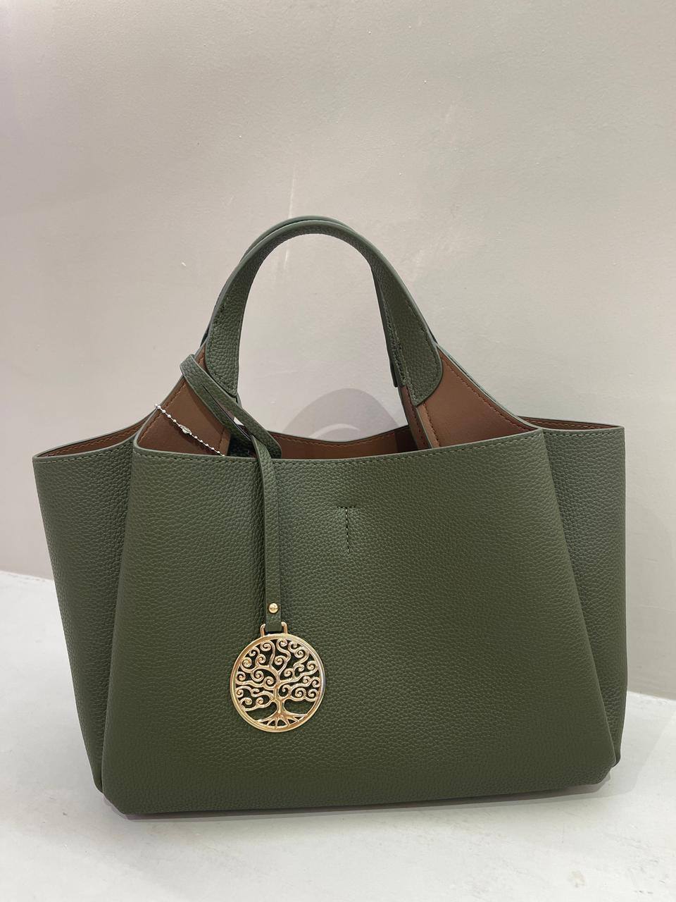 Malbery

120 dhs✅
Size 30cm

Zain161
♥️♥️♥️