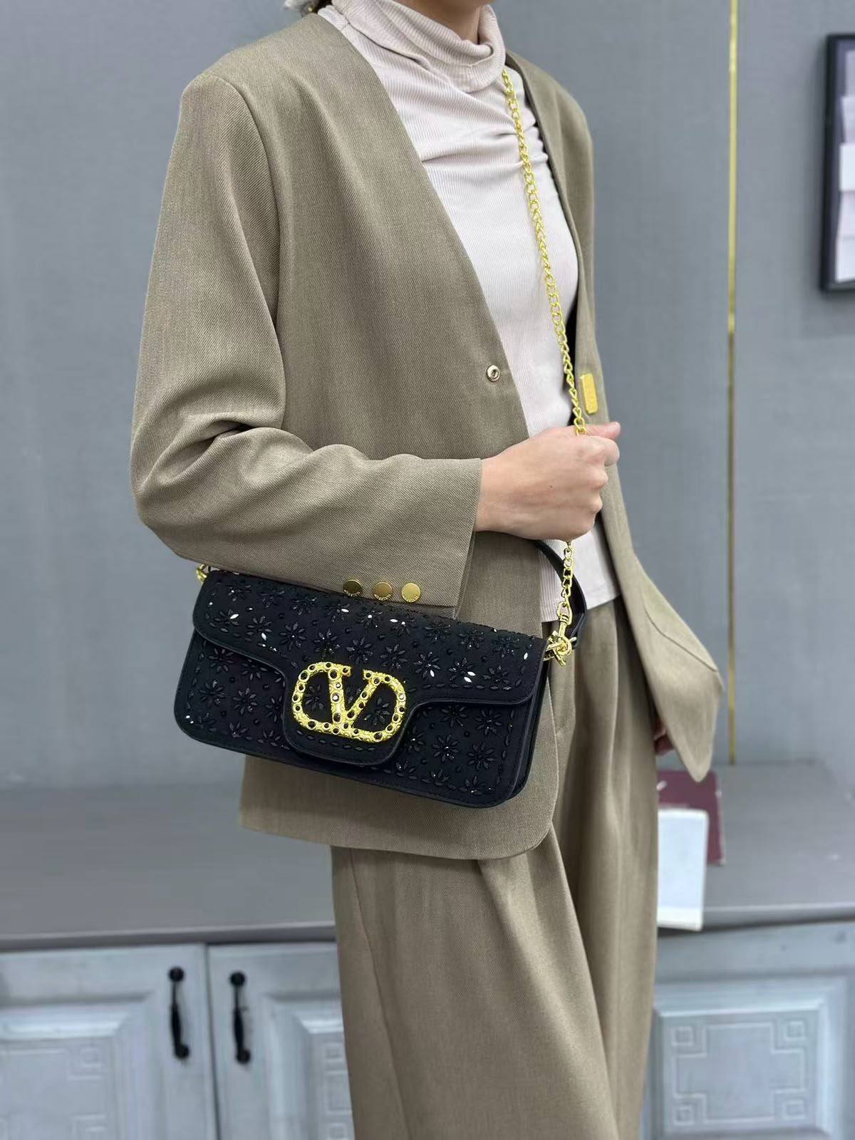 VALENTINO 

NEW CANE 
GOOD QUALITY 

SMALL SIZE 
WITH BOX  
105 dhs🇦🇪🇦🇪

Zain295
♥️♥️♥️