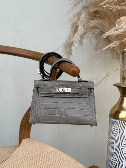 HERMES

19cm
370 dhs✅
Top quality 
With box🎁

Zain16u
♥️♥️♥️