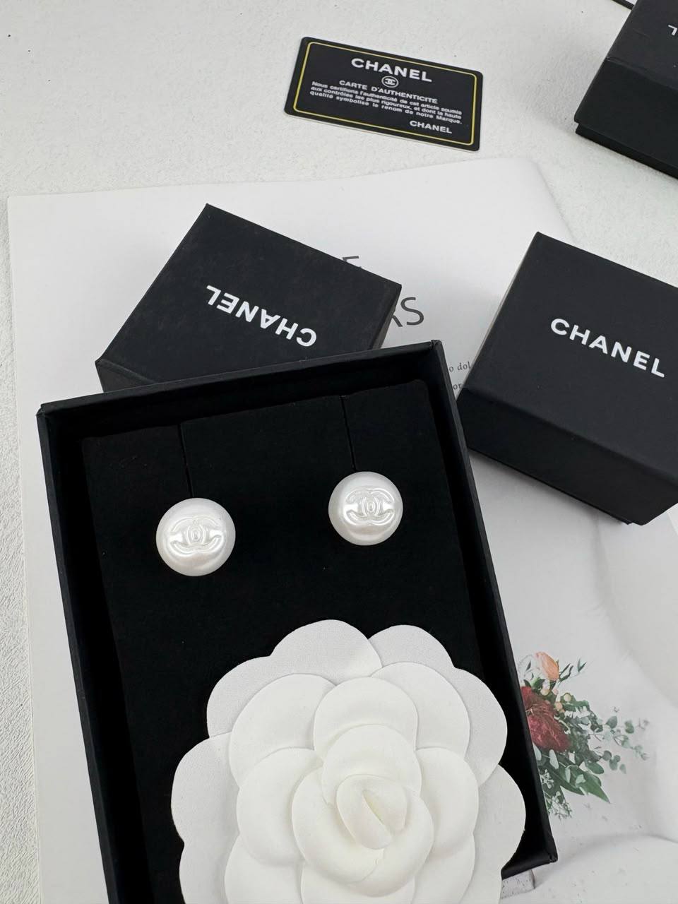 CHANEL 
Earring 🦋
Master quality 💯
With normal boxes 🗃️ 
55 dhs🇦🇪🇦🇪

With master box 📦 
70 dhs🇦🇪🇦🇪

Zain216
♥️♥️♥️