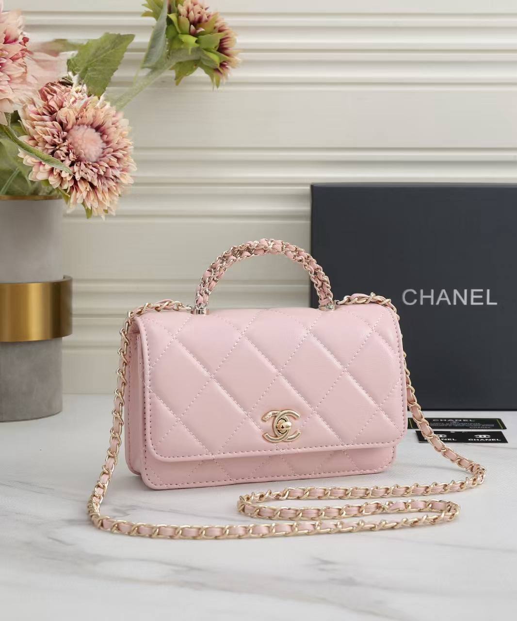 CHANEL

Best quality 
with box
100 dhs🇦🇪🇦🇪🇦🇪
size 19CM

Zain290
♥️♥️♥️
