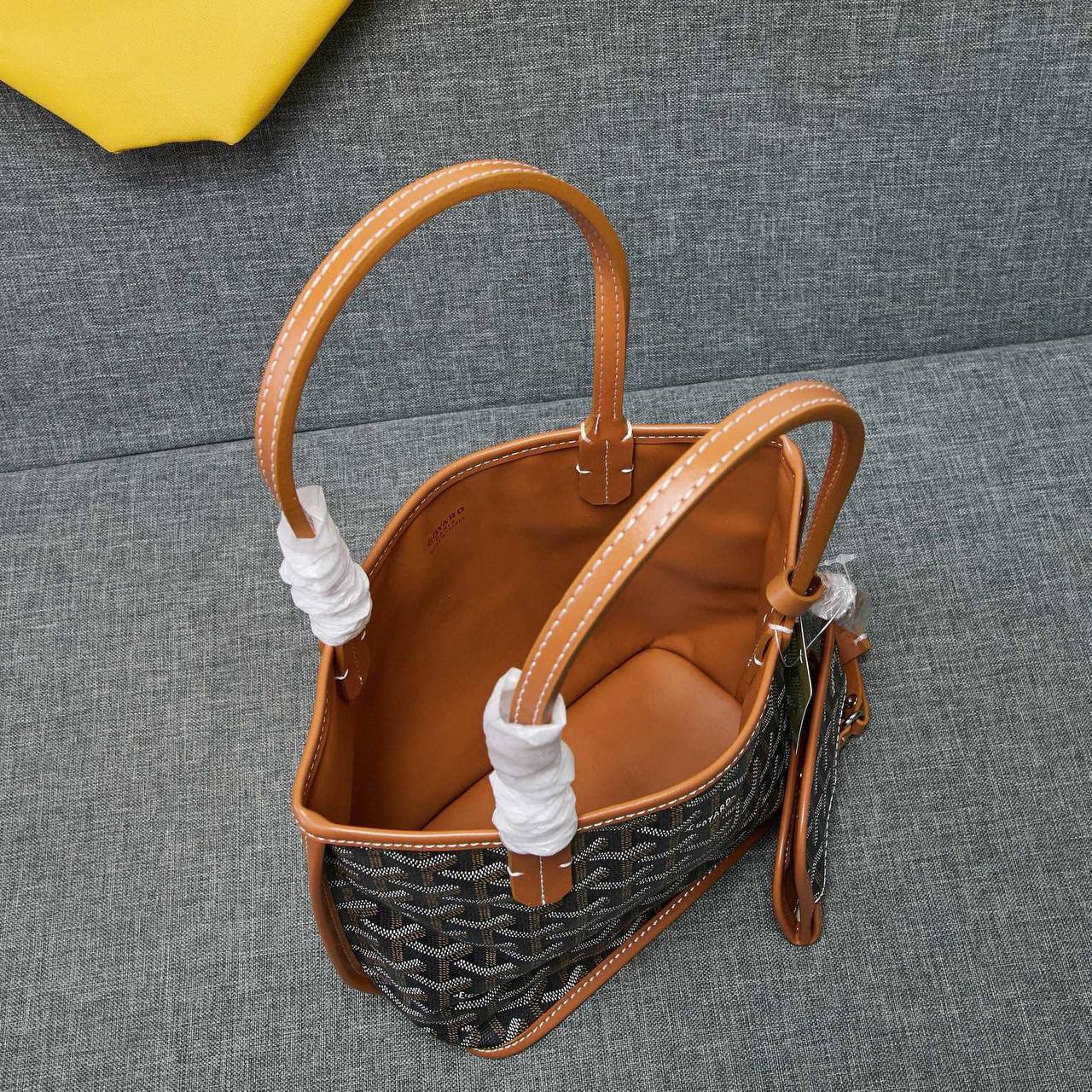 GOYARD 
HIGH QUALITY 
SMALL SIZE (Use on both sides)WITH BOX 
95 dhs💓

Zain295
♥️♥️♥️