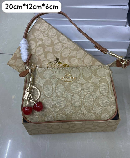 Coach

85 dhs✅ 

with box
🎁🎁🎁

Zain72
♥️♥️♥️