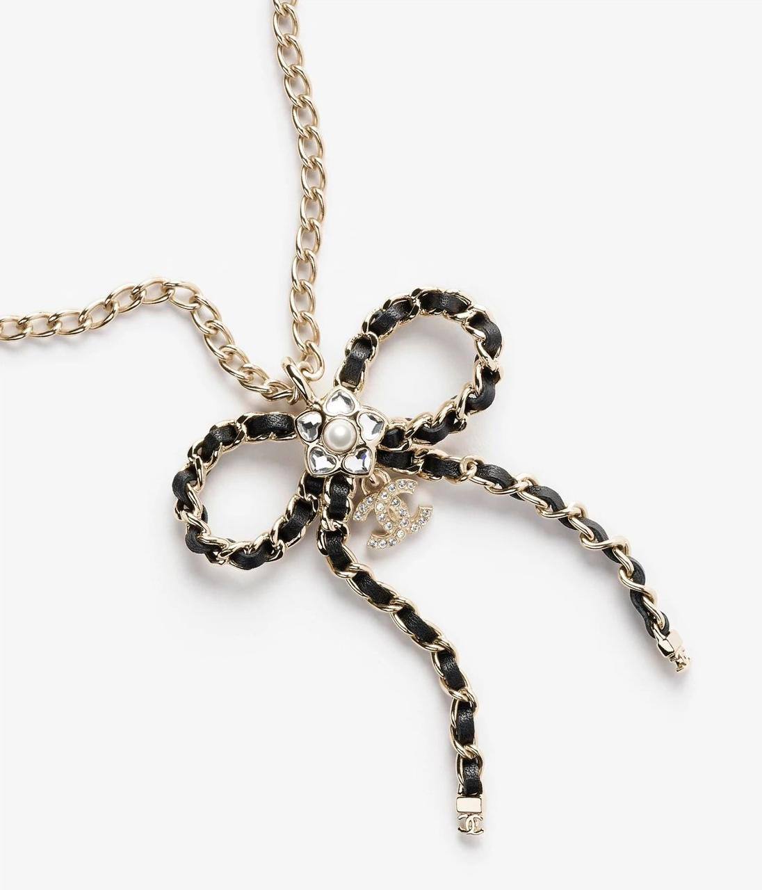 CHANEL🦋*
Necklace ❤️‍🔥
Earring❣️
Master quality 💯
With normal boxes 📦 
100 dhs🪙🖤
With master box 🗃️ 
120 dhs🪙🖤

Zain216
♥️♥️♥️