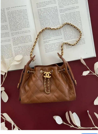 Chanel  
Small size 
120 dhs💓
With box

Zain299
♥️♥️♥️