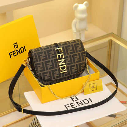 Fendi 
SIZE  ……… 24CM 
95 dhs🪙🖤

with box
🎁🎁🎁

Zain51
♥️♥️♥️