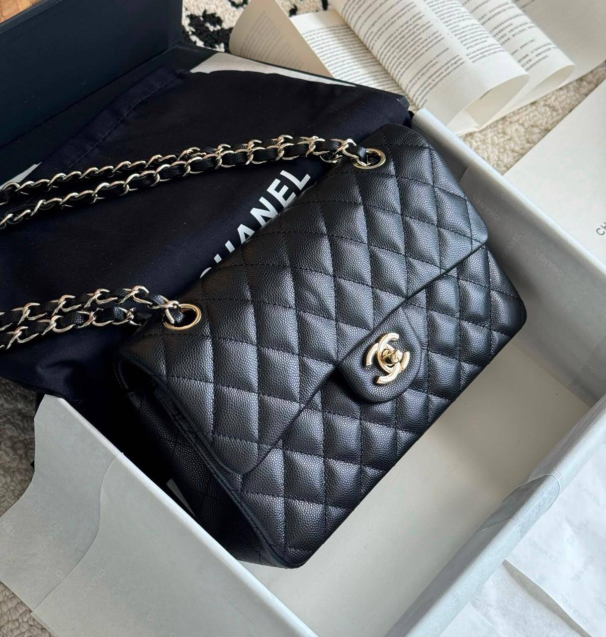 CHANEL NEW CAME HIGH QUALITY WITH FOLDING BOX 
130 dhs🇦🇪🇦🇪
(caviar)

Zain295
♥️♥️♥️