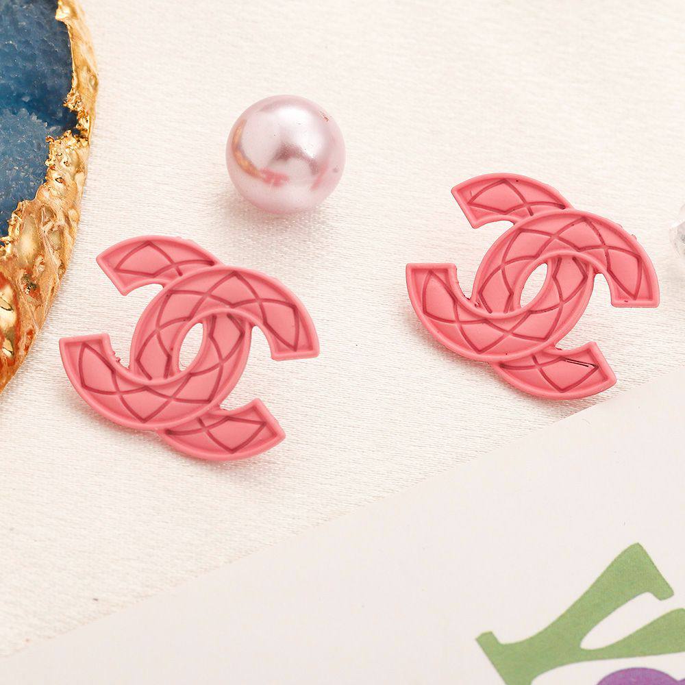 New arrival Chanel Earring 
20 dhs🪙💚/ pair without box 
30 dhs🪙💚 / pair with Chanel box and paper bag

Zain243
♥️♥️♥️