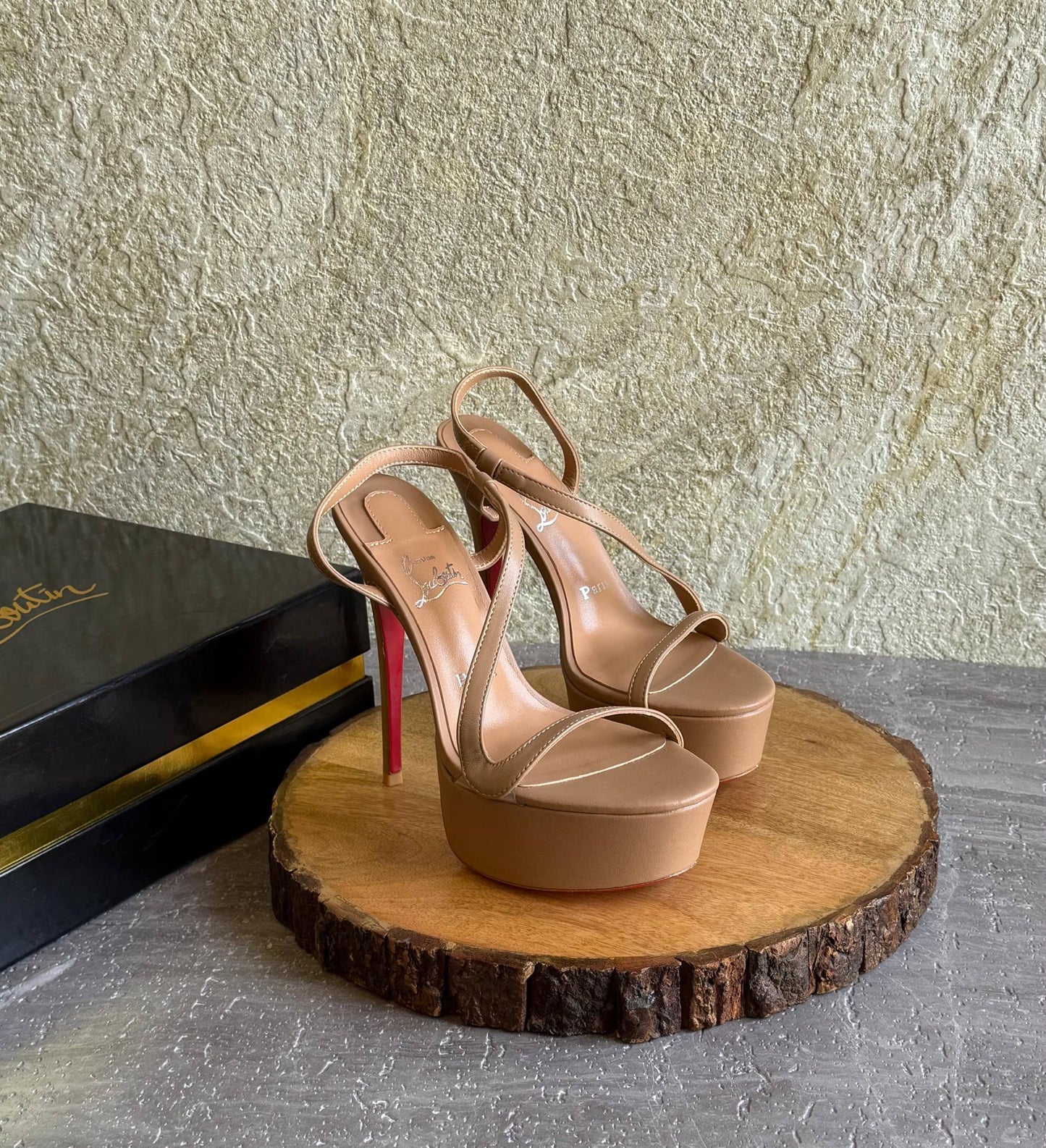 CHRISTIAN LOUBOUTIN
SuperMaster Quality 💯
Price :450
Size: 36 -41💥

Zain171
♥️♥️♥️