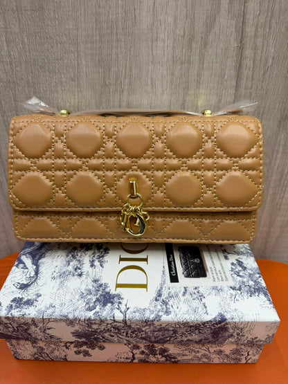 DIOR

Size  20cm

Withbox

110 dhs✅

Zain04
♥️♥️♥️