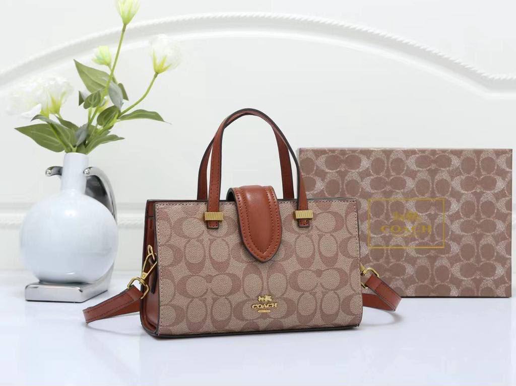 Coach
Good quality 
Size 23*cm
100 dhs🇦🇪🇦🇪
With box 📦🔥🔥

Zain70
♥️♥️♥️