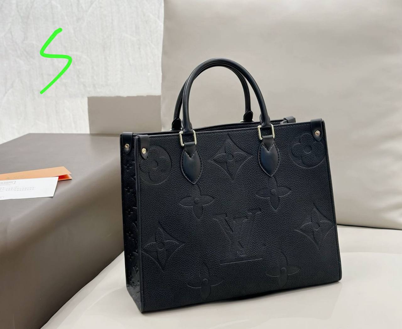 LV
 ONTHEGO GOOD QUALITY MEDUIM SIZE NEW CAME 
100 dhs✅

Zain295
♥️♥️♥️