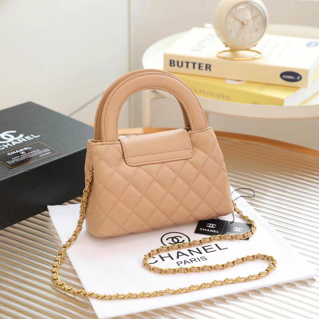 Chanel
95 dhs✅
Good  quality
Size：19cm
with box
🎁🎁🎁

Zain74
♥️♥️♥️