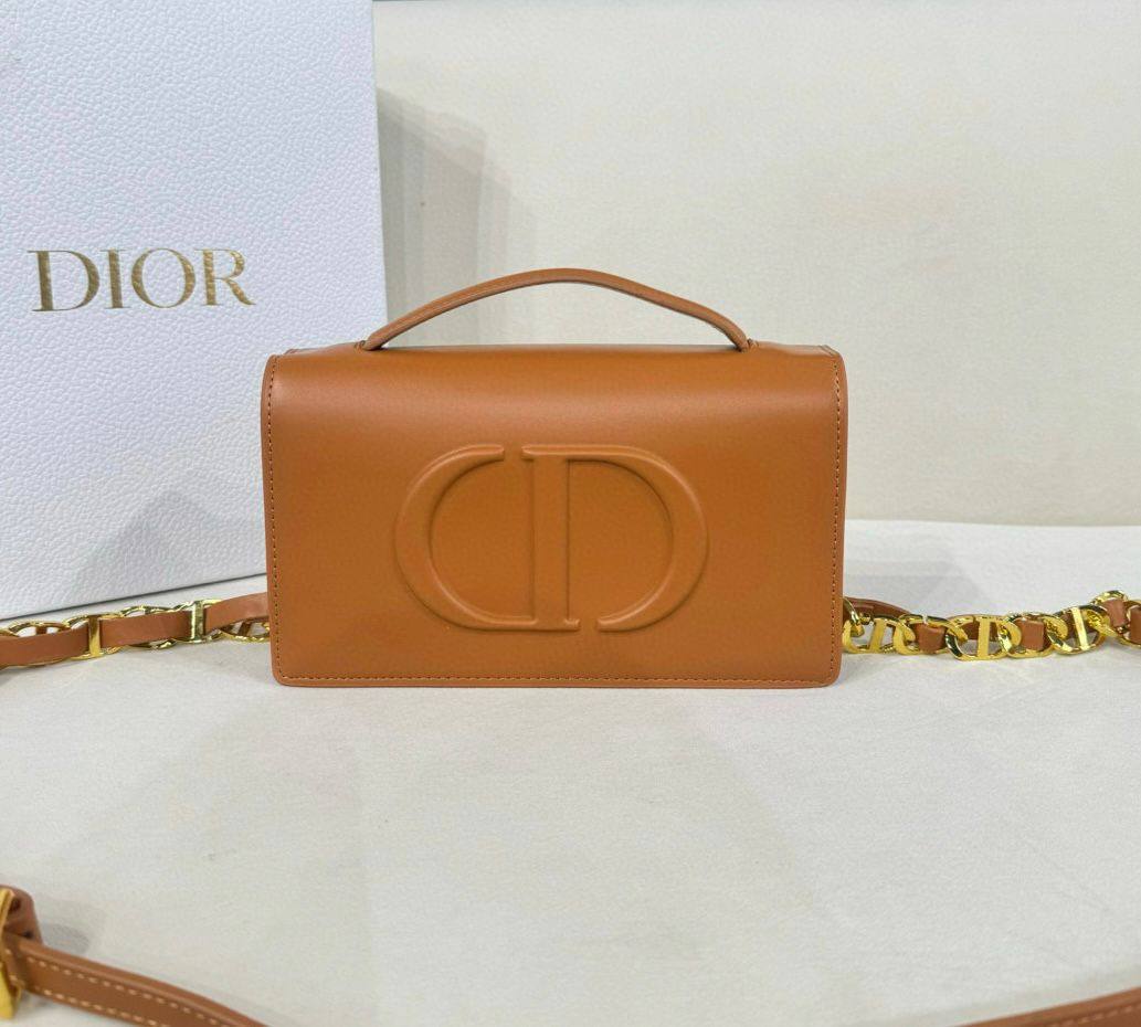 DIOR 
GOOD QUALITY 

WITH BOX 
🎁🎁🎁

95 dhs✅

Zain295
♥️♥️♥️