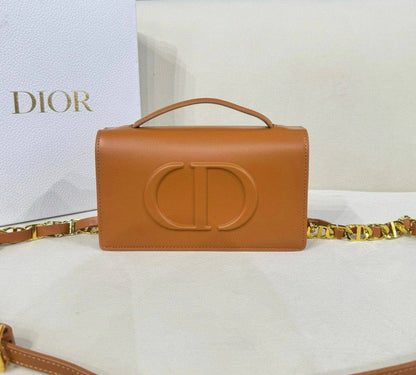 DIOR 
GOOD QUALITY 

WITH BOX 
🎁🎁🎁

95 dhs✅

Zain295
♥️♥️♥️