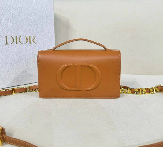 DIOR 
GOOD QUALITY 

WITH BOX 
🎁🎁🎁

95 dhs✅

Zain295
♥️♥️♥️