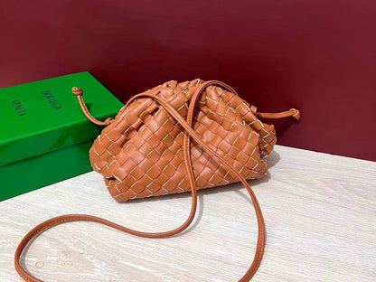 Bottega
110 dhs✅
with box
size 22cm

Zain26
♥️♥️♥️