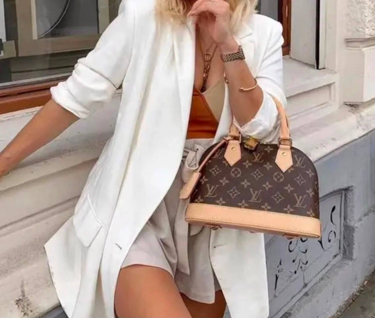 LOUIS VUITTON 
ALMA 

NEW CAME 

GOOD QUALITY 
WITH BOX 

115 dhs🇦🇪

SIZE: 26 cm

Zain295
Zain17
♥️♥️♥️