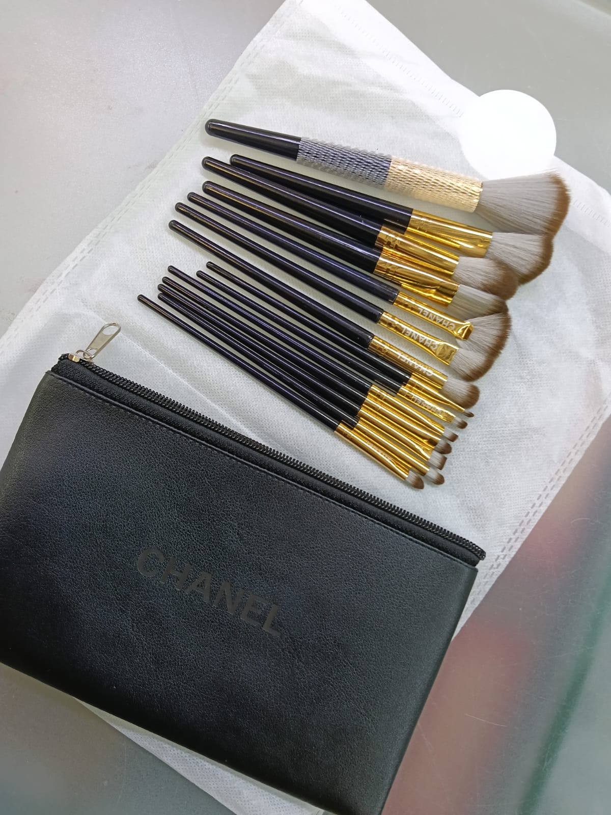 MAKE UP 

BRUSHES 
60 dhs🇦🇪🇦🇪

Zain01
♥️♥️♥️