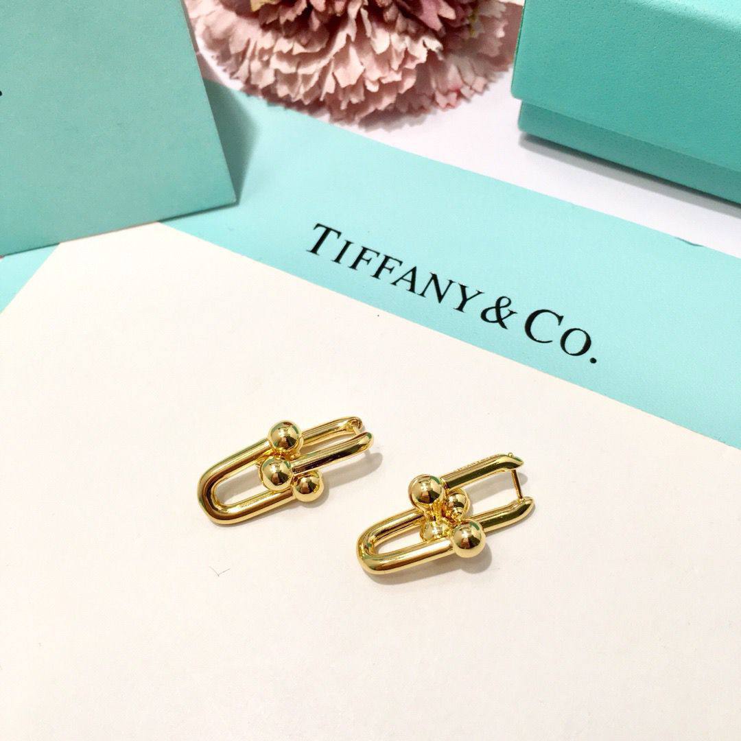 Tiffany ❤️‍🔥*
Earring💥
Master quality 💯
With normal boxes 🗃️ 
50 dhs✅
With master box 📦 
80 dhs✅

Zain216
♥️♥️♥️