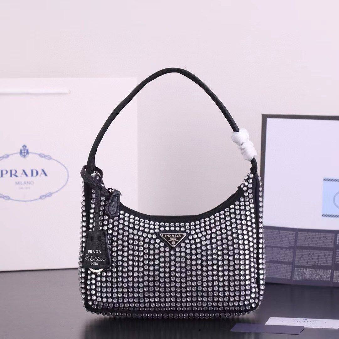 Prada

230 dhs🇦🇪🇦🇪


Zain153
♥️♥️♥️