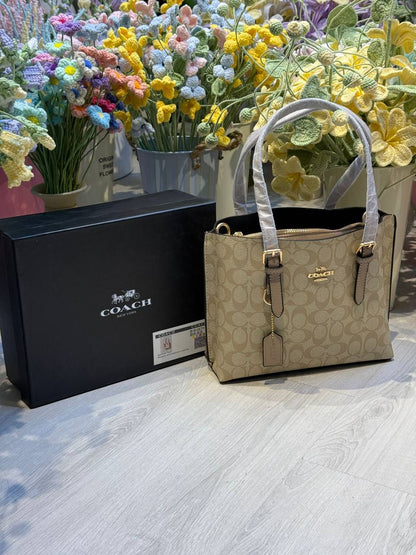 COACH 

3 section 25cm
105 dhs❤️ 

with Box
🎁🎁🎁

Zain44
♥️♥️♥️