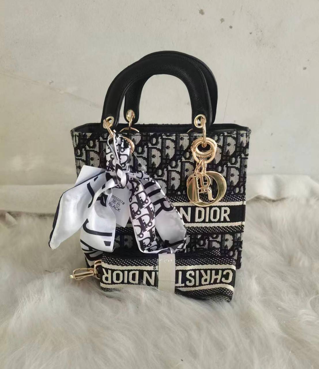 Dior
70 dhs🪙🌨️

Zain50
♥️♥️♥️