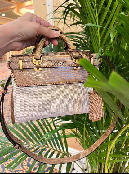 Guess
100 dhs✅
With box 
🎁🎁🎁

high quality22cm

Zain26
♥️♥️♥️
