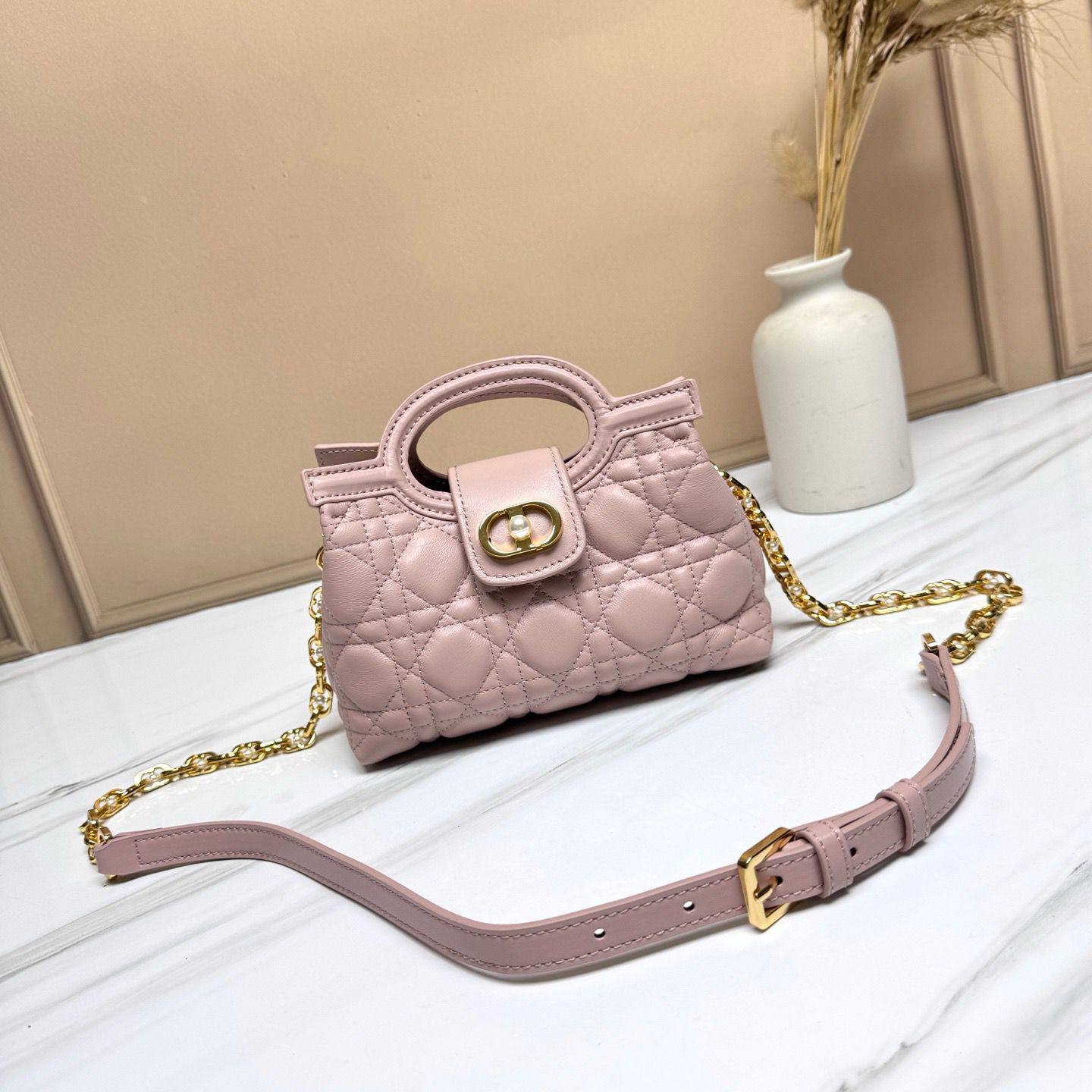 Dior 🙋🏻‍♀️💕 Master
20cm🫶🏼 
300 dhs❣️

Zain228
♥️♥️♥️
