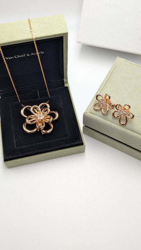 VCA
*Master Quality* 
*Necklace & Earrings*
170 dhs💓 with Normal Box 🎁
210 dhs💓 with Good Box 🎁

Zain210
♥️♥️♥️