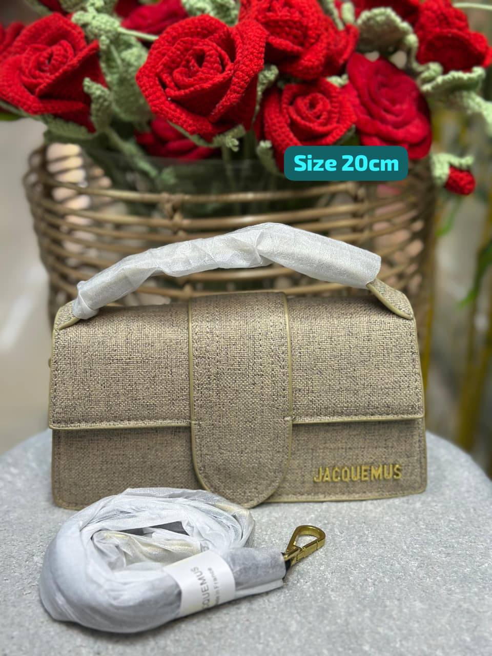 Jacquemus

Good quality 

with box 🎁🎁🎁

100 dhs🌺

Zain186
♥️♥️♥️