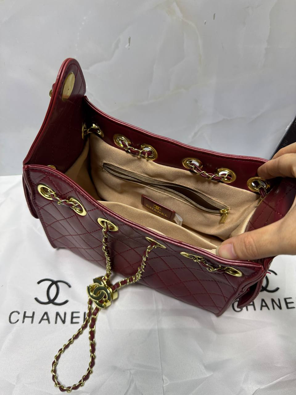 Chanel

High quality 

With box 
100 dhs🇦🇪🇦🇪

Zain136
♥️♥️♥️